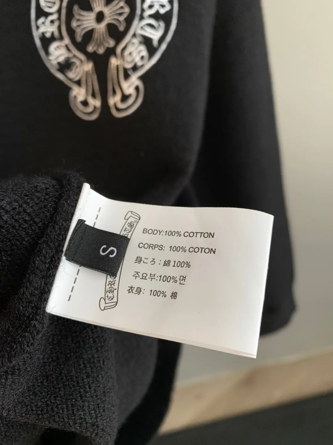 P360 Chrome Hearts 2025 new Sanskrit cross-flower knitted pullover in autumn and winter. The fabric is made of pure cotton wool. It has a delicate and soft touch. The texture is breathable. It is matched with 1x1 thread in the same cylinder. The collar thread is a pure cotton zipper thread. The back is made of imported embroidery machine and is not easy to fall off. It is super delicate. It is like a ceiling. The hangtags are all developed and customized according to the original version. It adopts a box-cut design, which is more simple and loose, and also hides meat and skinny products. The product is extremely difficult. Extremely white and youthful, suitable for both men and women. It is an indispensable simple item in autumn. Positioned tailoring. Oversize. Loose fit. Full of details. Customized matching accessories. Leather embossed craftsmanship. The style is rock and roll retro. The workmanship and texture are first-class. The three labels are consistent. The packaging bag has a logo. It is tall and can be worn by both men and women.